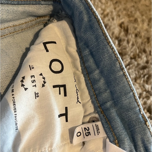 Like new LOFT light wash multiple button jeans - Picture 4 of 5